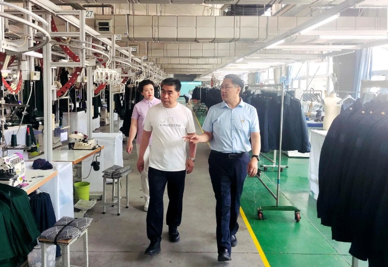 卫奇武深入辖区部分包联重点项目现场办公 聚焦服装服饰产业提速增效